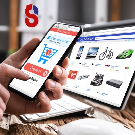 Eine Person verwendet ein Smartphone zum Online-Einkauf, während der Bildschirm des Laptops im Hintergrund eine Onlineshop-Seite zeigt. Dies veranschaulicht die mobile Onlineshop-Optimierung für ein komfortables Shopping-Erlebnis über verschiedene Geräte hinweg.